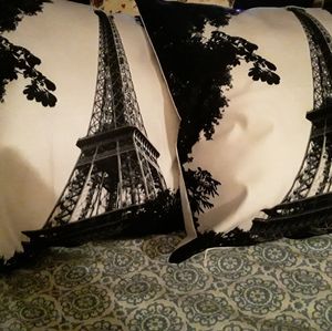 Set throw pillows
